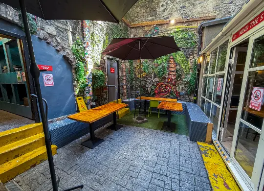 Auf Klassenfahrt mit HEROLÉ: Terrasse des Abbey Court Hostel Dublin