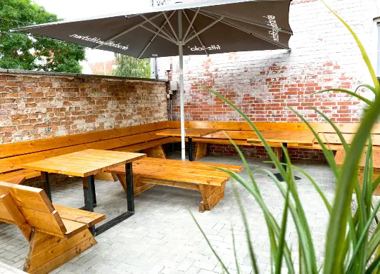 Terrasse im blue doors Hostel Rostock Auf Klassenfahrt mit HEROLÉ: Terrasse im blue doors Hostel Rostock