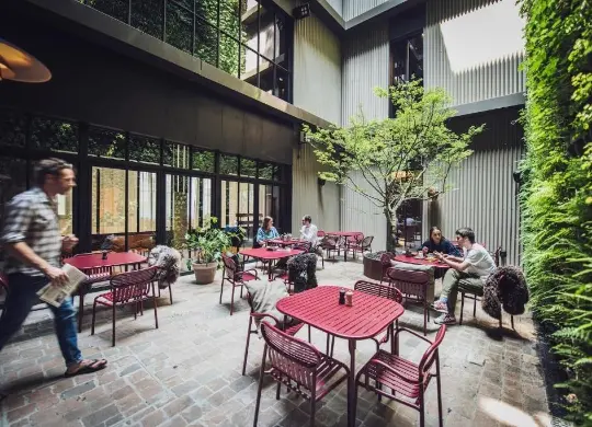 Auf Klassenfahrt mit HEROLÉ: Blick in den Innenhof des YUST Antwerpen