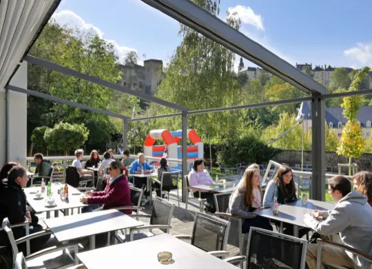 Terrasse mit tollem Blick in der Jugendherberge Luxemburg-Stadt Auf Klassenfahrt mit HEROLÉ: Terrasse mit tollem Blick in der Jugendherberge Luxemburg-Stadt
