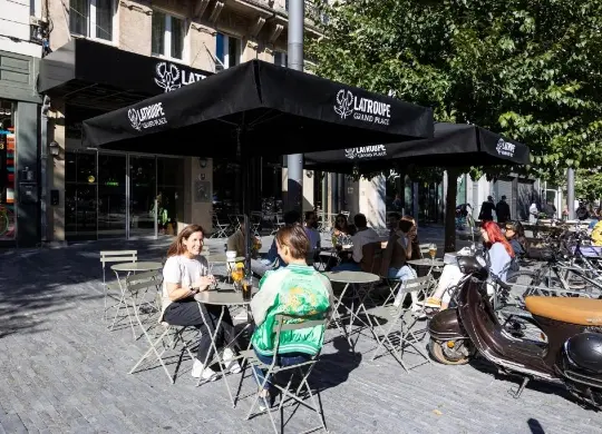 Auf Klassenfahrt mit HEROLÉ: Terrasse zur Fußgängerzone - Latroupe Grand Place Hostel in Brüssel