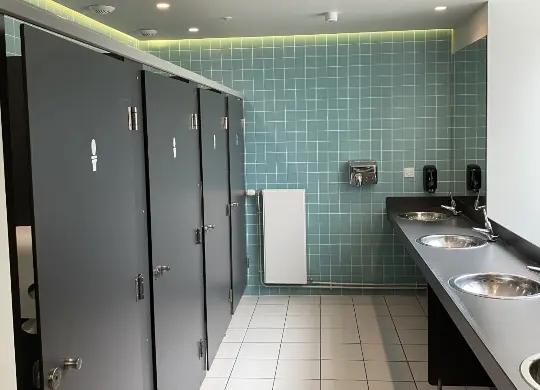 Auf Klassenfahrt mit HEROLÉ: Gemeinschaftsbad im The People Hostel in Straßburg