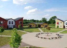 Themenhäuser im EUROVILLE Naumburg Auf Klassenfahrt mit HEROLÉ: Blick auf drei Themenhäuser im EUROVILLE Naumburg