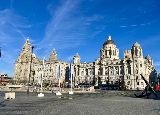 Auf Klassenfahrt mit HEROLÉ: Die "Three Graces" an der Waterfront in Liverpool: Royal Liver Building, Cunard Building und The Port of Liverpool Building