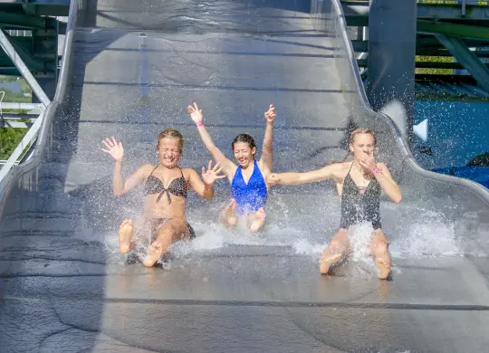 Tirol Auf Klassenfahrt mit HEROLÉ: Kinder beim Rutschen in Tirol