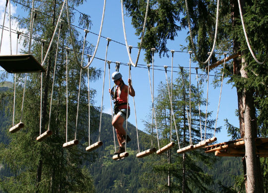 Mädchen beim Klettern im Hochseilgarten in Tirol Auf Klassenfahrt mit HEROLÉ: Klettern Sie auch mit Ihrer Klasse auf dem Hochseilgarten in Tirol