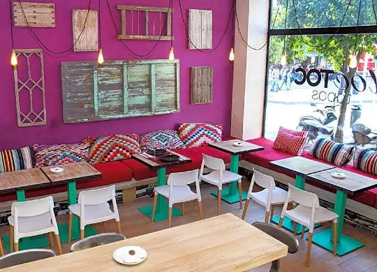 Auf Klassenfahrt mit HEROLÉ: Frühstücksraum im TOC Hostel Sevilla