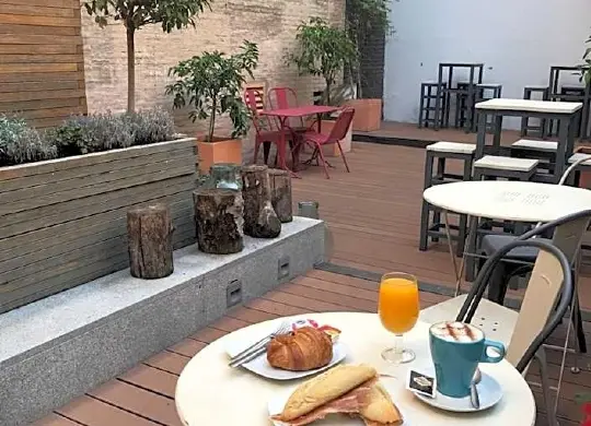 Auf Klassenfahrt mit HEROLÉ: Terrasse des TOC Hostel Sevilla.