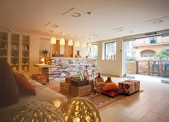 Auf Klassenfahrt mit HEROLÉ: Rezeption/Lobby des TOC Hostel Sevilla.