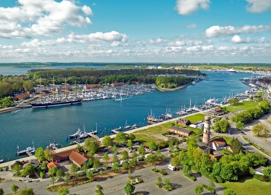 Travemünde bei Lübeck Auf Klassenfahrt mit HEROLÉ: Blick auf Travemünde mit Passat nahe Lübeck