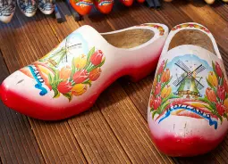 typisch niederländische Holzschuhe Auf Klassenfahrt mit HEROLÉ: typisch niederländische Holzschuhe