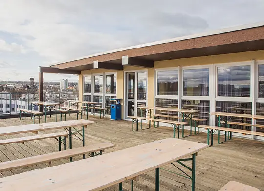 Über den Dächern der Stadt - Dachterrasse im a&o Hostel Dresden Auf Klassenfahrt mit HEROLÉ: Über den Dächern der Stadt - Dachterrasse im a&o Hostel Dresden