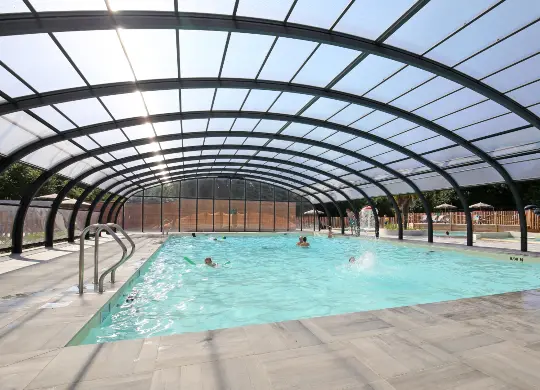 Auf Klassenfahrt mit HEROLÉ: Überdachter Pool auf dem Camping Baie du Mont St. Michel in der Normandie