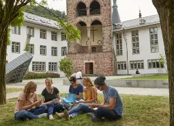 Studenten vor der Universität in Heidelberg Auf Klassenfahrt mit HEROLÉ: Die Universität in Heidelberg ist auch für Schüler einen Besuch wert.