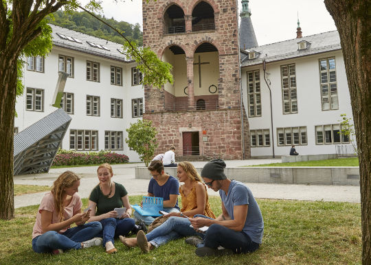 Studenten vor der Universität in Heidelberg Auf Klassenfahrt mit HEROLÉ: Die Universität in Heidelberg ist auch für Schüler einen Besuch wert.