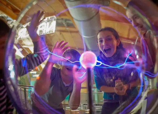 Auf Klassenfahrt mit HEROLÉ: Schülerinnen experimentieren im Universum in Bremen.