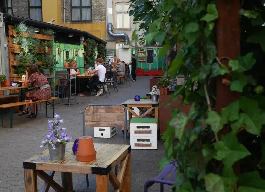 Urban House by MEININGER in Kopenhagen Auf Klassenfahrt mit HEROLÉ: Innenhof des Urban House by MEININGER in Kopenhagen