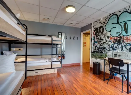 Urban House by MEININGER in Kopenhagen Auf Klassenfahrt mit HEROLÉ: Mehrbettzimmer im Urban House by MEININGER Kopenhagen