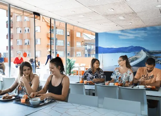 Urbany Hostel in Barcelona Auf Klassenfahrt mit HEROLÉ: Frühstücks- und Aufenthaltsraum im Urbany Hostel in Barcelona mit angrenzender Dachterrasse