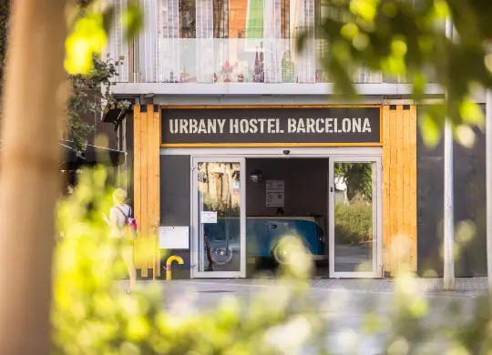 Auf Klassenfahrt mit HEROLÉ: Eingang ins Urbany Hostel in Barcelona