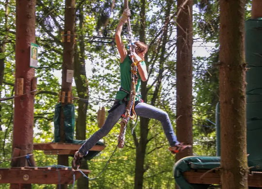 Auf Klassenfahrt mit HEROLÉ: Mädchen auf einem der Elemente des Kletterwald Usedom