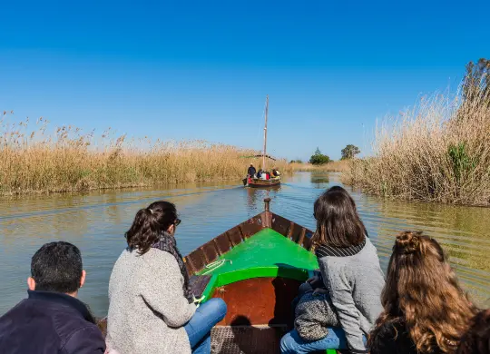 Auf Klassenfahrt mit HEROLÉ: Touristen auf einem Boot im Albufera Naturschutzgebiet bei Valencia