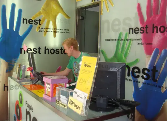 Auf Klassenfahrt mit HEROLÉ: Purple Nest Rezeption in Valencia.