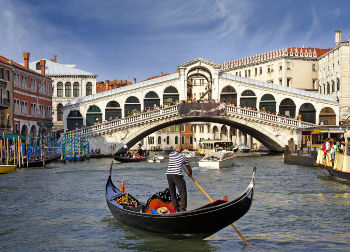 Rialtobrücke in Venedig in Venetien Auf Klassenfahrt mit HEROLÉ: Rialtobrücke in Venedig in Venetien.