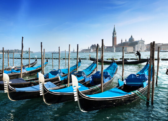 Gondeln in Venedig in Venetien  Auf Klassenfahrt mit HEROLÉ: Gondeln in Venedig in Venetien.