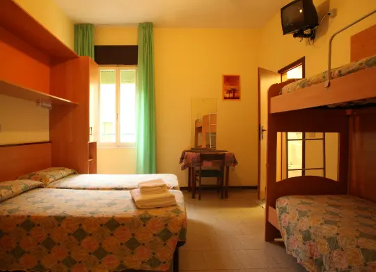 Auf Klassenfahrt mit HEROLÉ: Hotel International Mehrbettzimmer in Venetien.