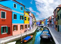 Kanal in Burano in Venetien  Auf Klassenfahrt mit HEROLÉ: Kanal in Burano in Venetien.