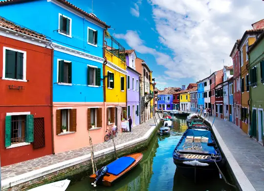 Auf Klassenfahrt mit HEROLÉ: Kanal in Burano in Venetien.