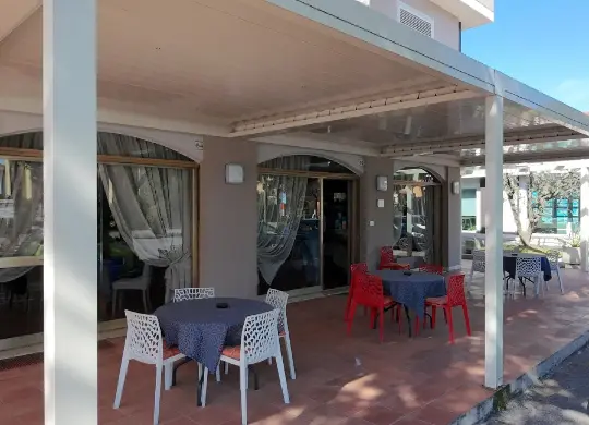 Veranda vom Hotel Azzurra in Sirmione am Gardasee Auf Klassenfahrt mit HEROLÉ: Veranda vom Hotel Azzurra in Sirmione am Gardasee