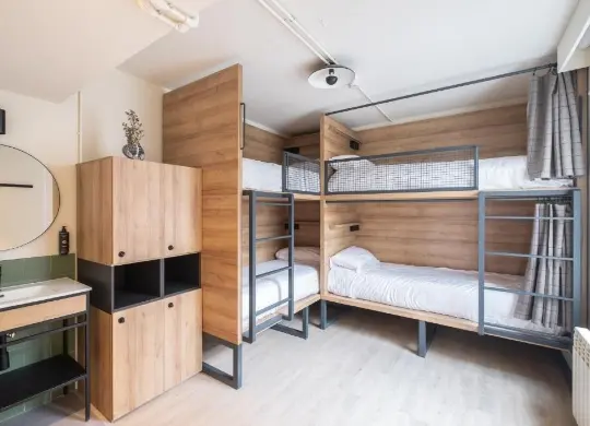 Auf Klassenfahrt mit HEROLÉ: Vierbett-Schlafsaal im Latroupe Grand Place Hostel in Brüssel