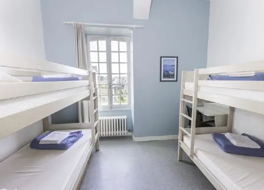 Auf Klassenfahrt mit HEROLÉ: Vierbettzimmer im Jugendzentrum Patrick Varangot in der Bretagne