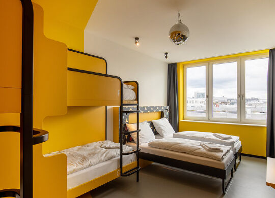 Vierbettzimmer im MEININGER Dresden Zentrum Auf Klassenfahrt mit HEROLÉ: Vierbettzimmer im MEININGER Dresden Zentrum