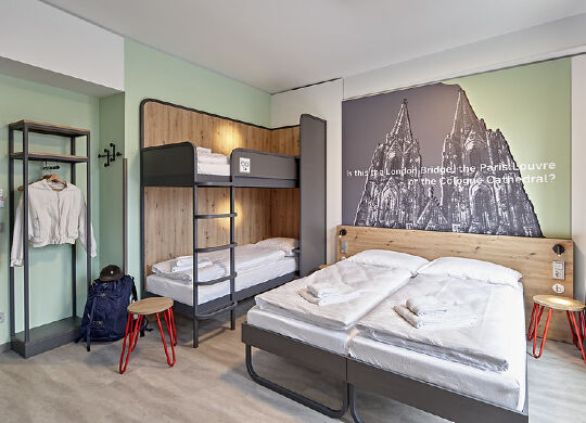 Vierbettzimmer im MEININGER Köln-West Auf Klassenfahrt mit HEROLÉ: Vierbettzimmer im MEININGER Köln-West