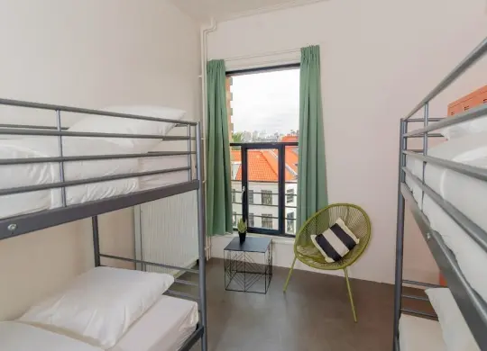Vierbettzimmer im Pink Flamingo Hostel in Den Haag Auf Klassenfahrt mit HEROLÉ: Vierbettzimmer im Pink Flamingo Hostel in Den Haag