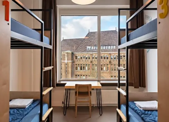 Auf Klassenfahrt mit HEROLÉ: Vierbettzimmer mit Blick im Stayokay Hostel Utrecht Centrum