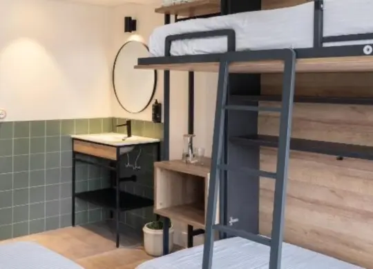 Auf Klassenfahrt mit HEROLÉ: Vierbettzimmer "Tribe" im Latroupe Grand Place Hostel in Brüssel