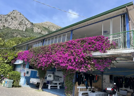 Auf Klassenfahrt mit HEROLÉ: Golf von Sorrent Villaggio Nettuno Eingangsbereich, Restaurant Außenansicht