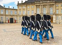 Auf Klassenfahrt mit HEROLÉ: Wachablösung Schloss Amalienborg in Kopenhagen.