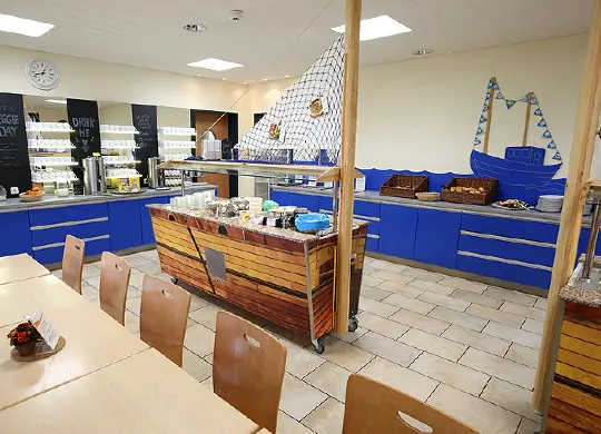 Warnemünde - Speisesaal der Jugendherberge Warnemünde Auf Klassenfahrt mit HEROLÉ: Speisesaal der Jugendherberge Warnemünde