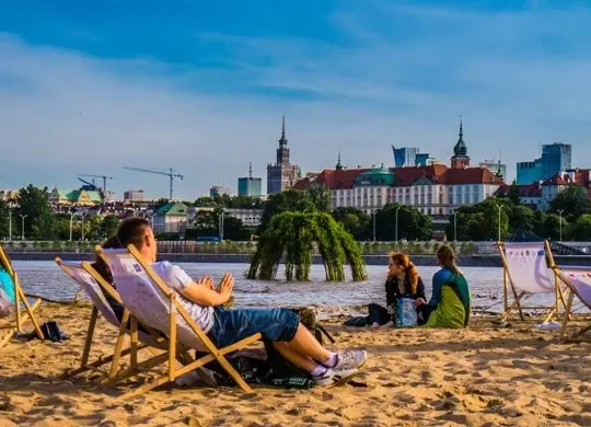 Weichsel in Warschau Auf Klassenfahrt mit HEROLÉ: Relaxen an der Weichsel gehört im Sommer dazu in Warschau