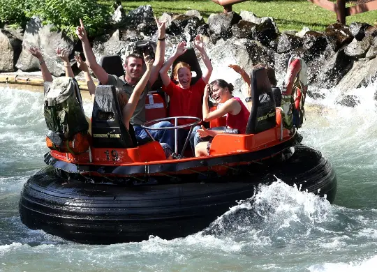 Auf Klassenfahrt mit HEROLÉ: Schüler:innen in einem Rafting-Boot im Europapark Rust im Schwarzwald.