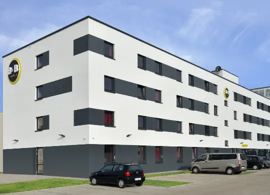 Auf Klassenfahrt mit HEROLÉ: Außenansicht des B&B Hotels Weimar