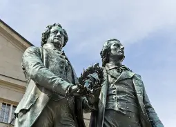 Auf Klassenfahrt mit HEROLÉ: Denkmal Goethe und Schiller in.Weimar