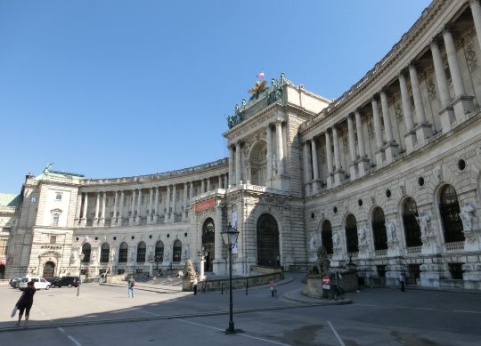 Klassenfahrten Wien - Hofburg Klassenfahrten Wien - Blick auf die Wiener Hofburg mit Schatten