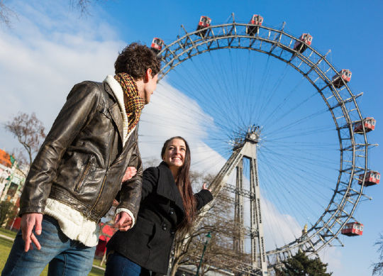 Klassenfahrten Wien - Prater Klassenfahrten Wien - Junges Paar unter dem Riesenrad im Wiener Prater
