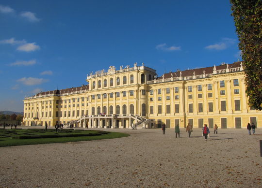 Klassenfahrten Wien - Schloss Schönbrunn Klassenfahrten Wien - Außenansicht vom Hof auf Schloss Schönbrunn